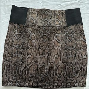 Leopard metallic short skirt.